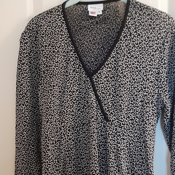 Mimi Maternity Faux Wrap V-Neckline Empire Waist style top Small Black Cream - Picture 3 of 6